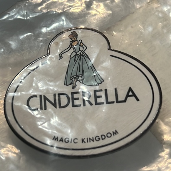 NEW LISTING 🎉Cinderella Pin (still in original packaging) - Picture 5 of 6